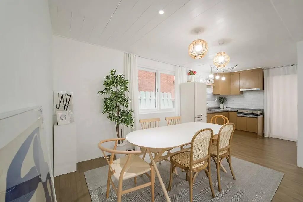 Split Level House In Hongdae Daire Seul